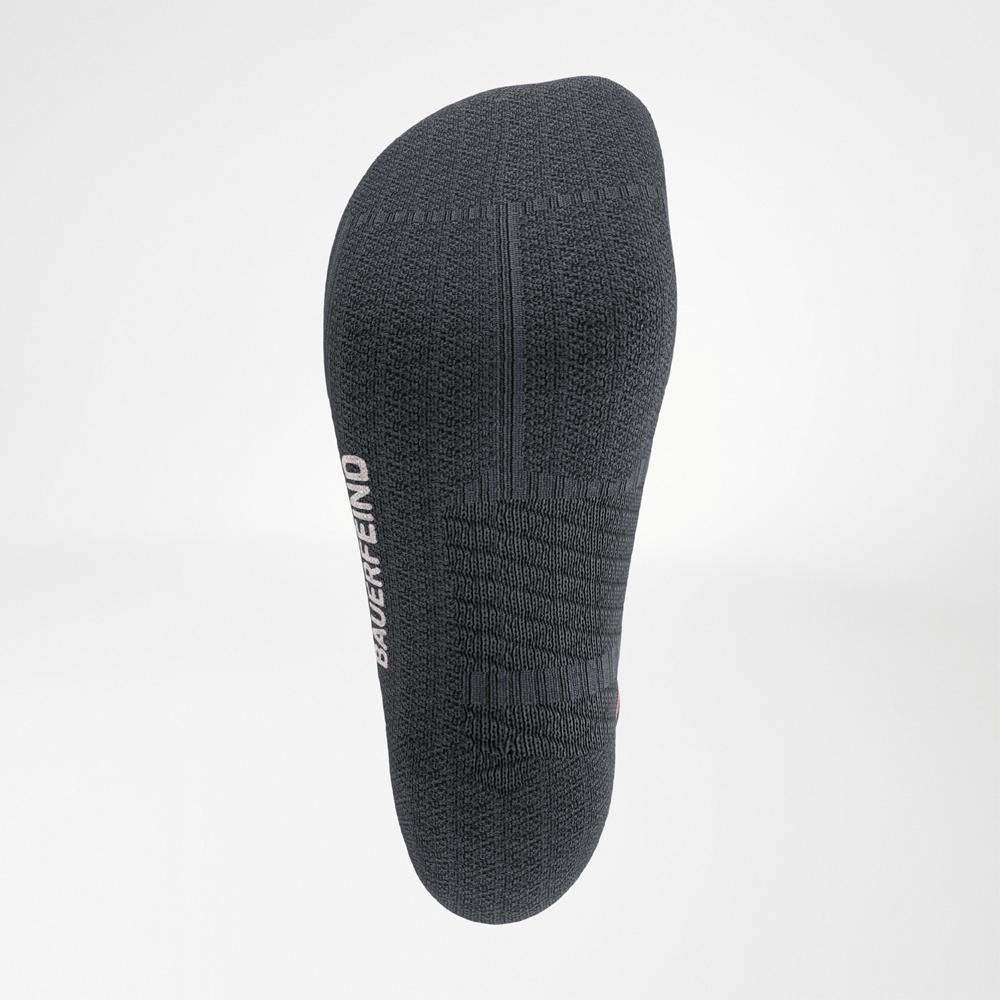 Dettaglio delle Run Performance Midcut Socks nere con accenti verdi. L’immagine mostra la zona della suola con la struttura a maglia di supporto pensata per il comfort nella corsa.