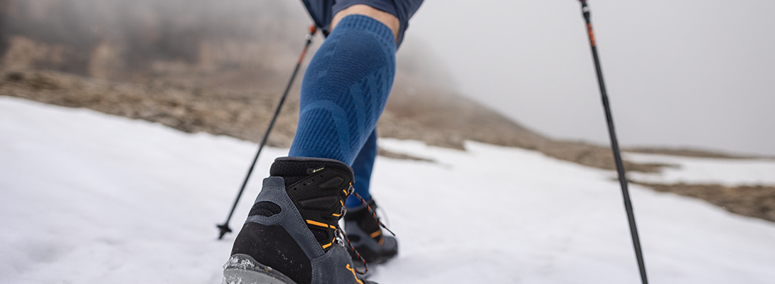 Calzini da escursionismo merino azzurro durante le escursioni Escursioni per la persona tramite rocce innevate indossa calzini da trekking merino