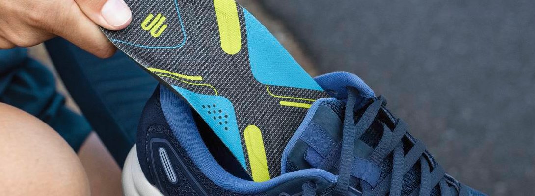 Corre nella scarpa sportiva L'inserto in esecuzione viene spinto in una scarpa da corsa