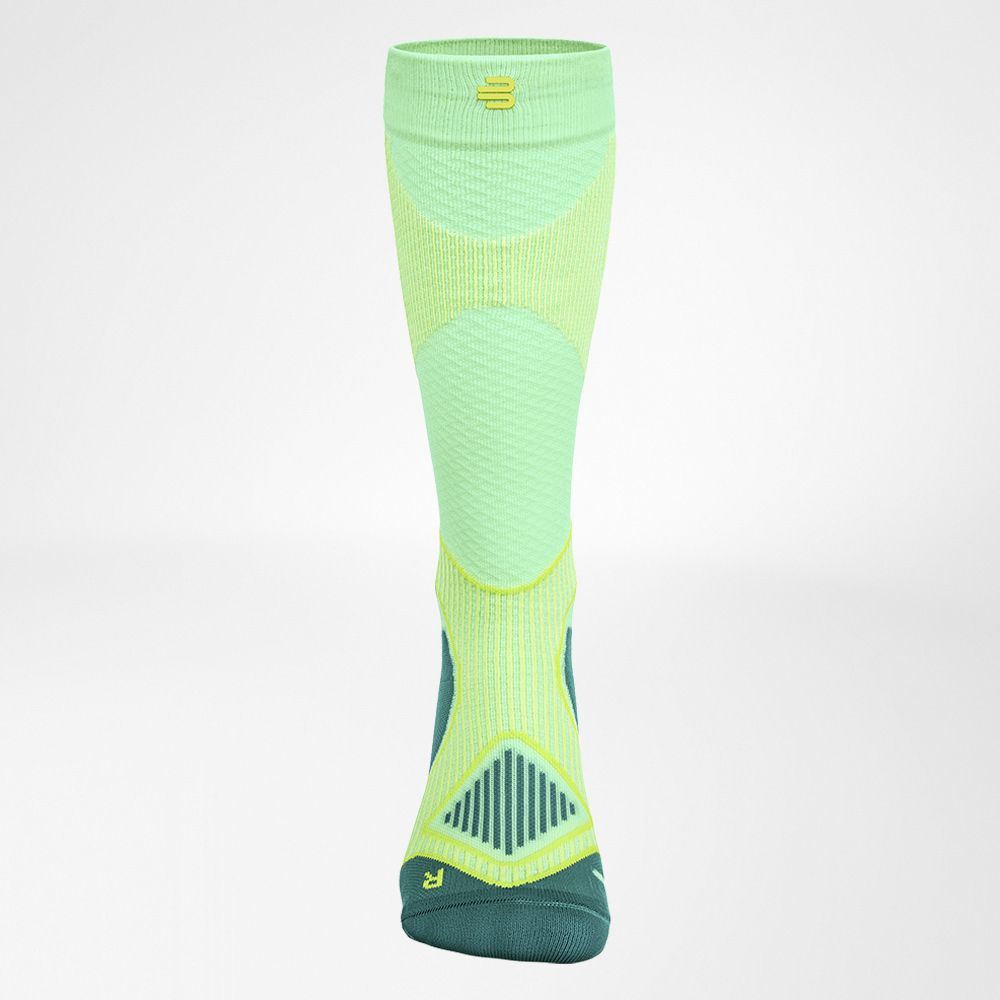 Vista completa frontale delle calze a compressione verde per escursioni