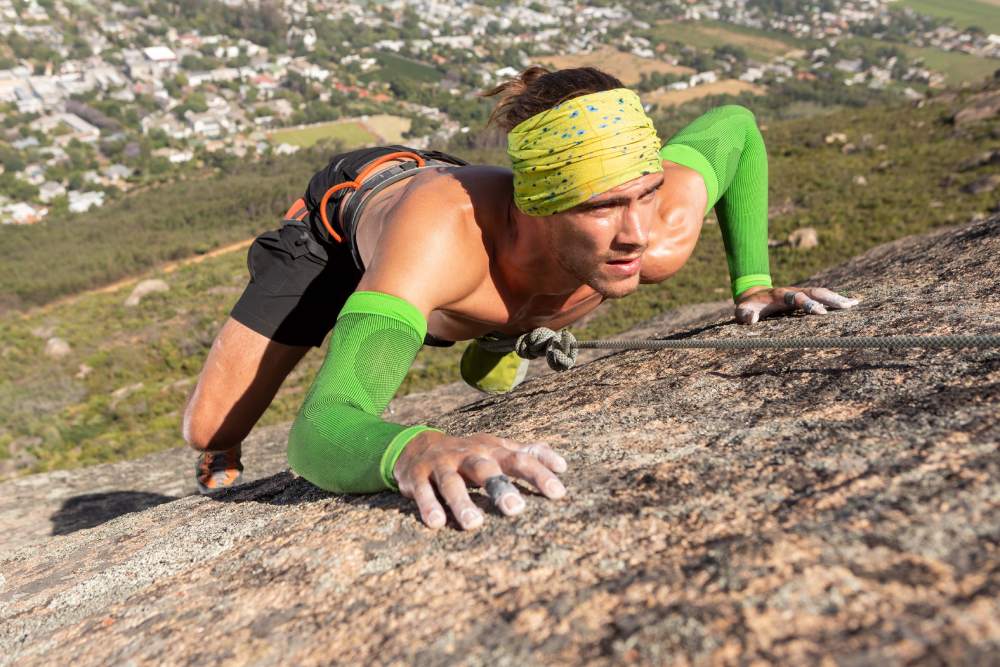 Arrampicata con il braccio delle maniche a compressione sportiva Una città può essere riconosciuta