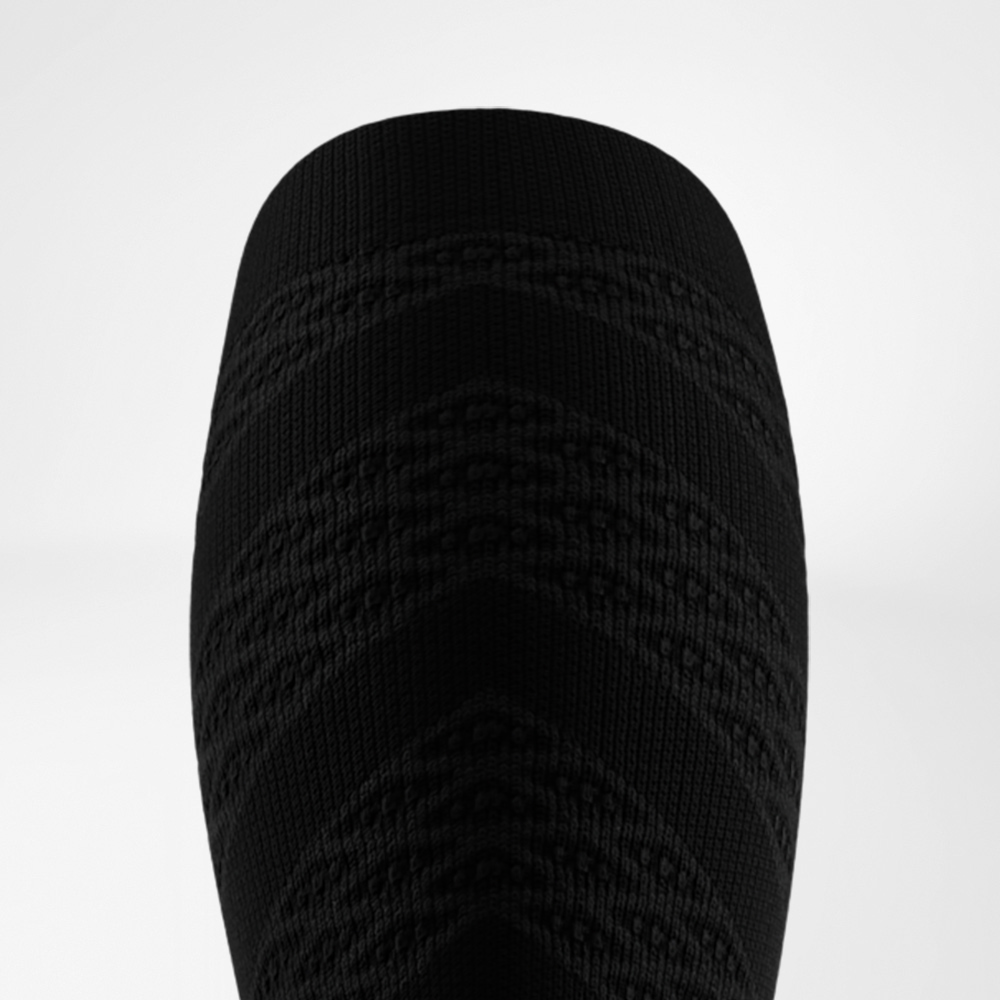 Dettaglio del retro di una calza da corsa nera con 3D dots integrati per stimolazione mirata e attivazione muscolare ottimizzata.