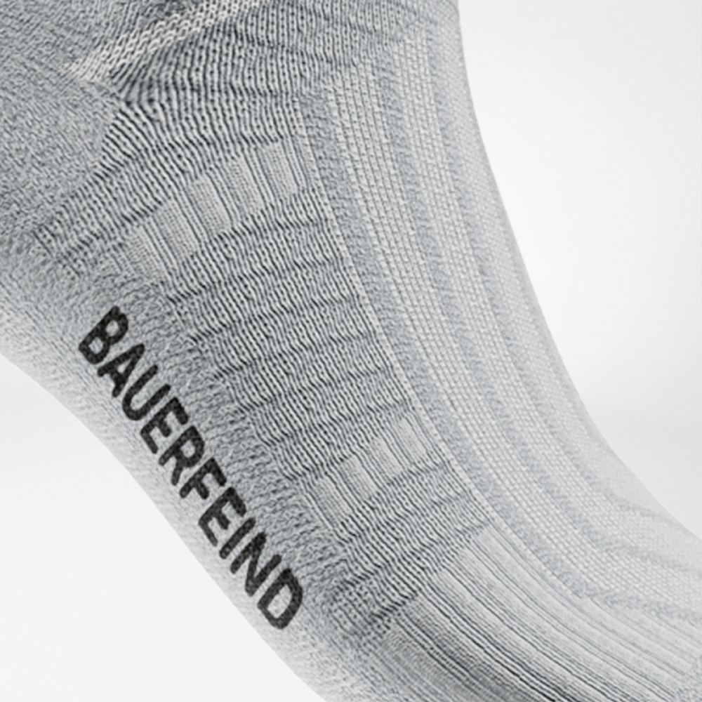 Primo piano del collo del piede delle calze Run Performance bianche, con zone funzionali ed elastiche per una tenuta sicura.
