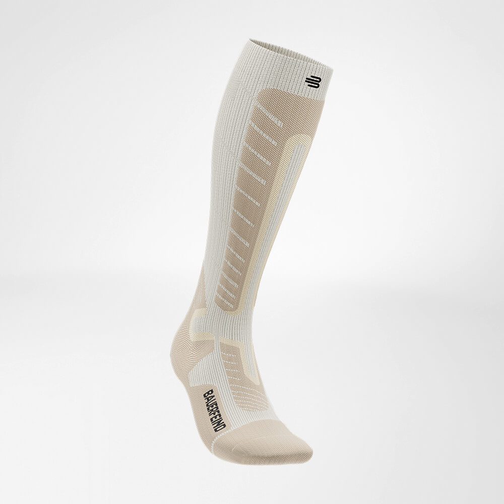 Vista laterale frontale della calza sportiva beige per lo sci alpino con lana merino