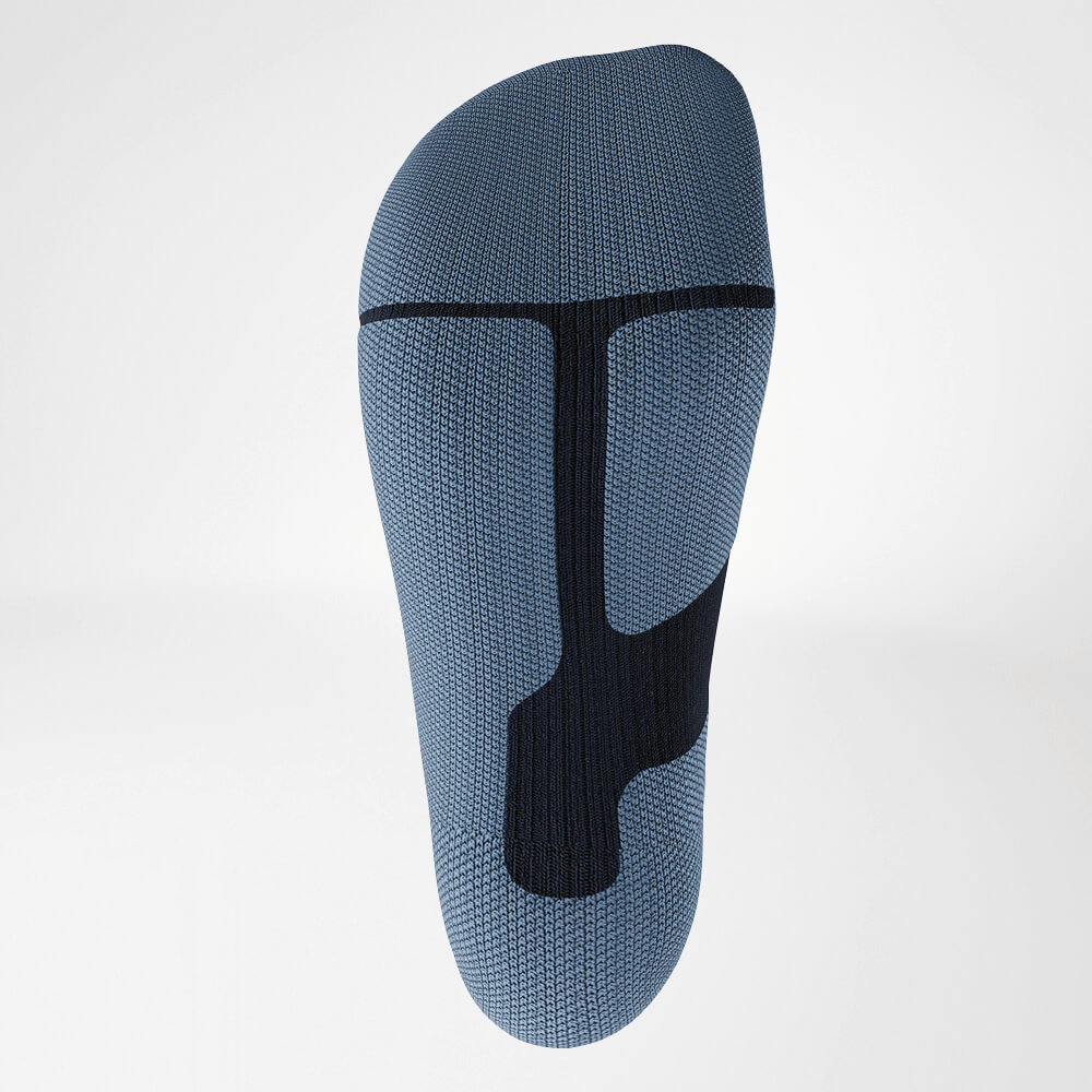 Primo piano della suola di un calzino a compressione da sci blu con motivo a maglia ergonomico per stabilità e ammortizzazione. Progettato per il massimo comfort durante attività sportive intense.
