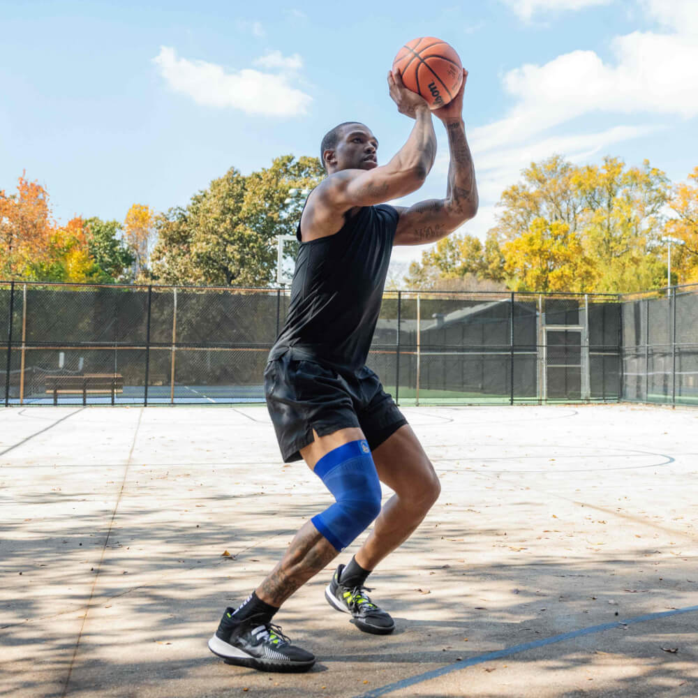 Il giocatore di base indossa una manica al ginocchio NBA