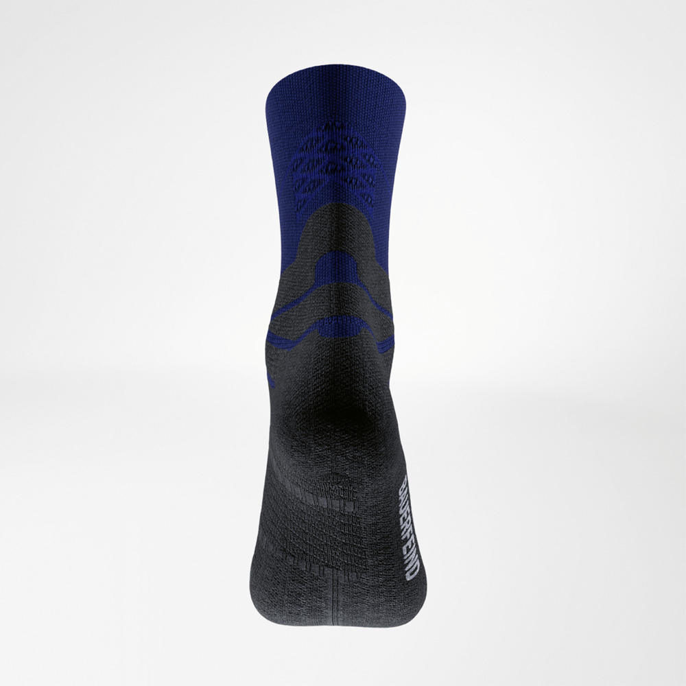 Vista posteriore della calza Run Performance Mid Cut blu Vista posteriore della calza blu Run Performance Mid Cut con parte del piede nera e struttura a maglia speciale per il supporto del mesopiede.