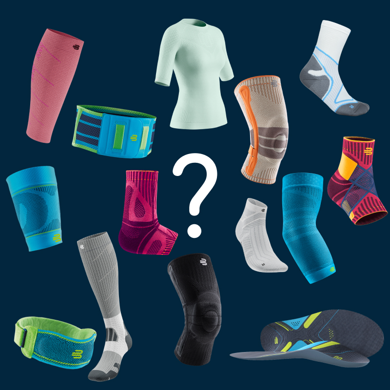 Una selezione di prodotti sportivi Bauerfeind – tutori, maniche compressive, calze e plantari – disposti a cerchio attorno a un grande punto interrogativo su sfondo scuro. I colori vivaci rappresentano soluzioni personalizzate per ogni sportivo.
