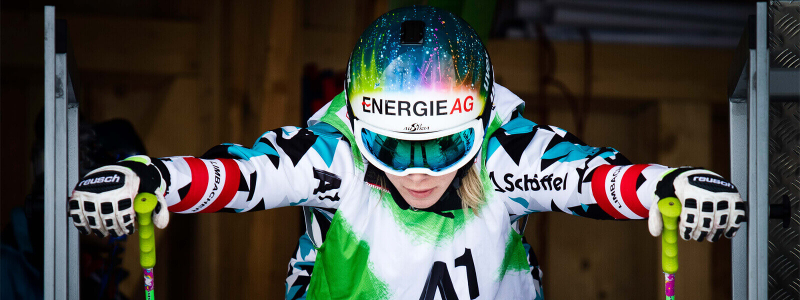 Il pilota di sci austriaco Andrea Limbacher nella casa di partenza di Ski Cross sembra concentrato