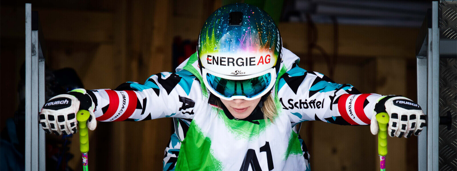 Concentrazione completa: alcune gare stanno già decidendo all'inizio Il pilota di sci austriaco Andrea Limbacher nella casa di partenza di Ski Cross sembra concentrato