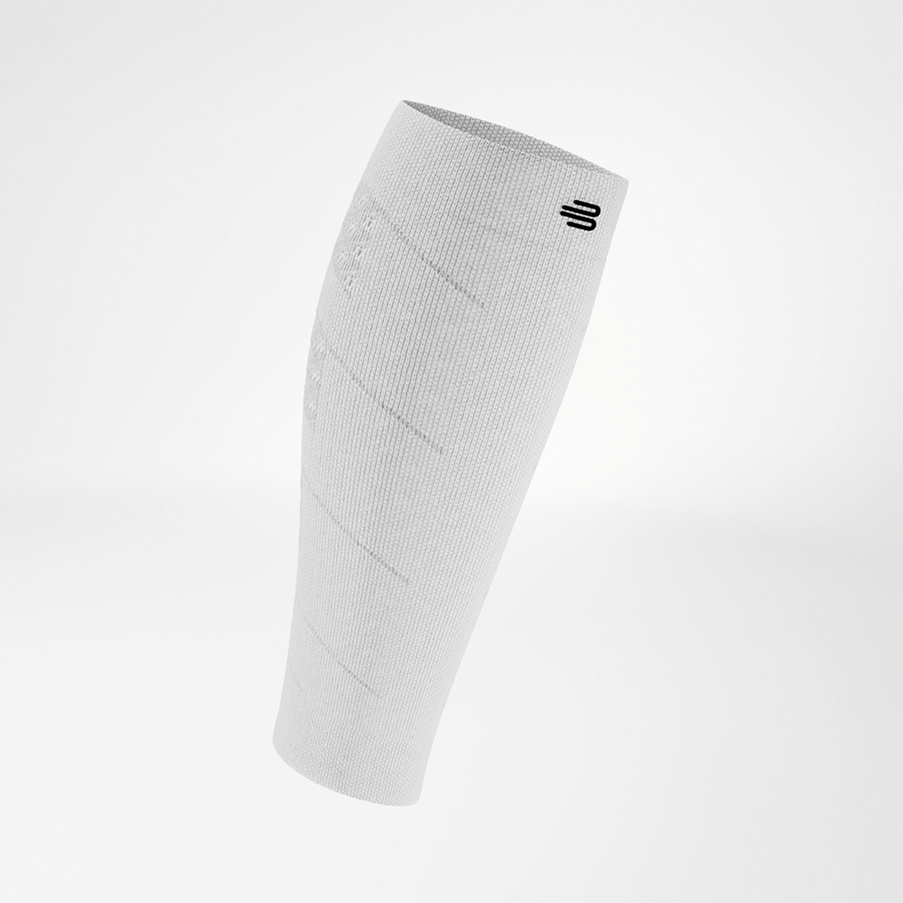Sleeve a compressione bianca vista frontale, design pulito con trama fine, logo nero in alto.