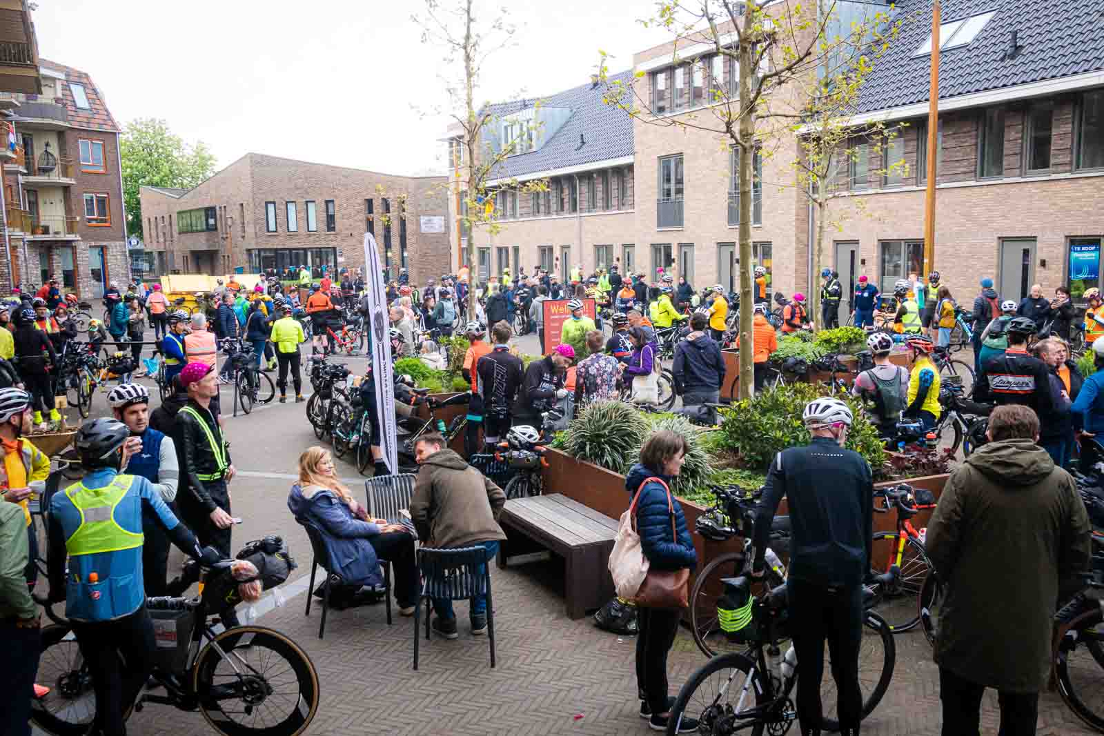 Tanti ciclisti nell'area di partenza della Corsa intorno ai Paesi Bassi Molti ciclisti diversi si trovano nella zona di partenza dell'evento di ultra-ciclismo Race around the Netherlands