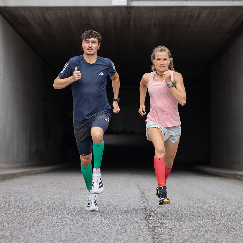 Parte fino alla fine della giornata! La giusta tecnica di corsa è ancora più rilassata L'uomo con calze a lungo correre corre su un lungomare verso il tramonto