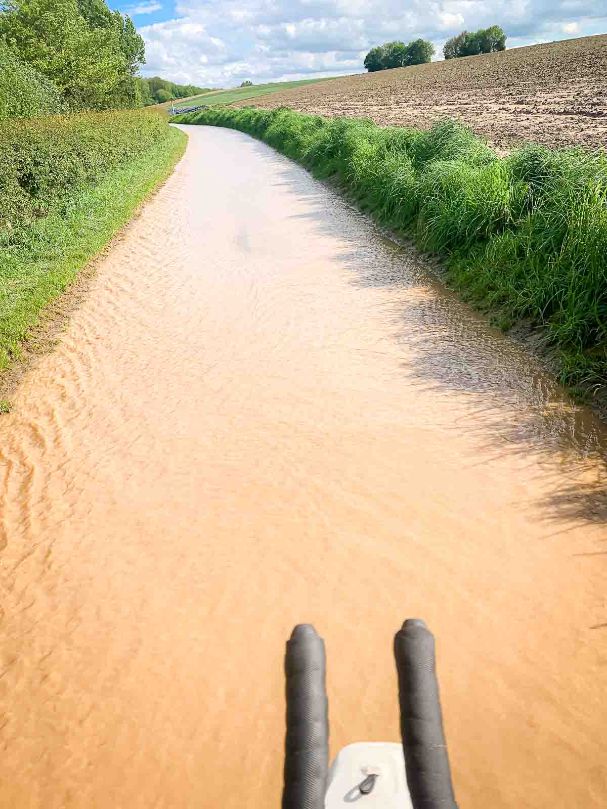 Strada allagata Una strada è completamente invasa dall'acqua.