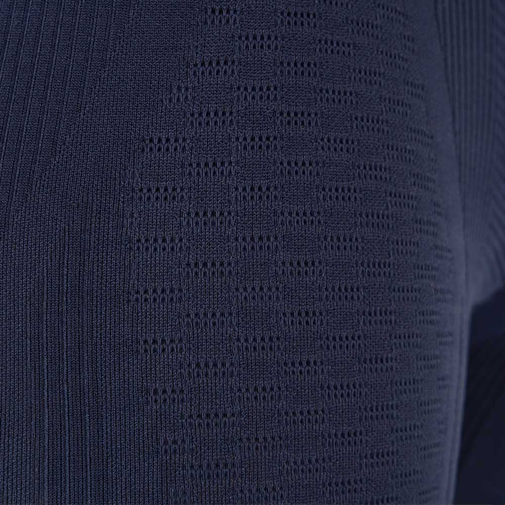 Un vero lavoro di precisione: i punti di forza dell'usura a compressione aumentano la percezione della profondità Primo piano di una calzamaglia a compressione sports wear scura con motivo in tessuto dettagliato, che offre alto comfort e supporto muscolare ottimale.