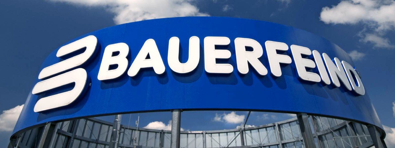 Bauer Enemy Logo Lettering Bauerfeind presso il quartier generale della compagnia a Zeulenroda