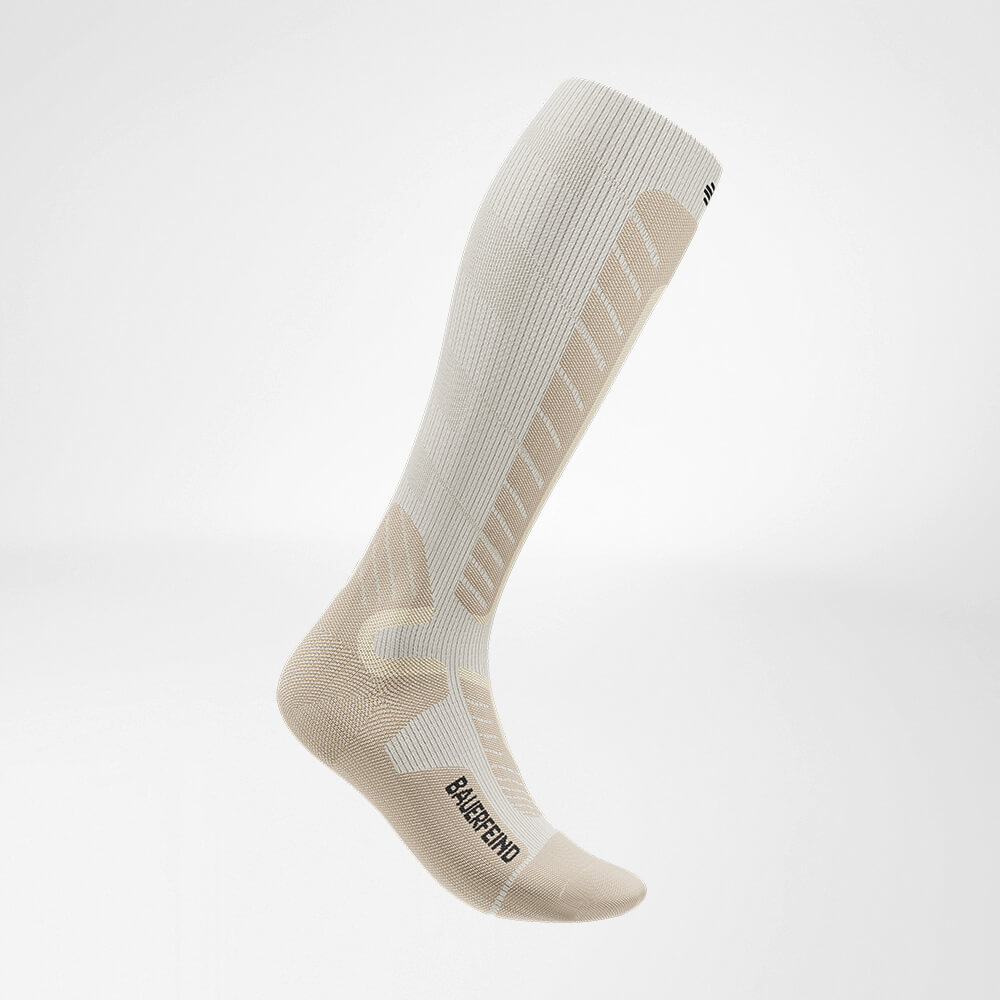 Vista laterale delle calze sportive beige per lo sci alpino con lana merino