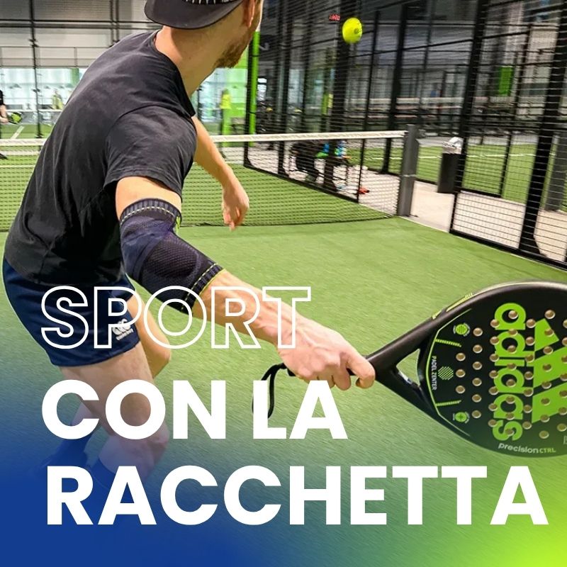 Un giovane sta giocando a padel su un campo indoor. Indossa un tutore nero al gomito e impugna la racchetta nella mano destra, pronto per un colpo di rovescio.