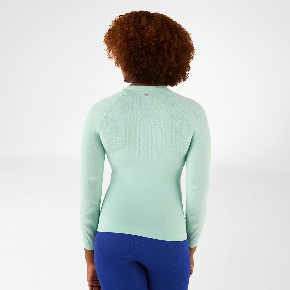 Vista posteriore di una maglia a maniche lunghe verde chiaro aderente con design testurizzato