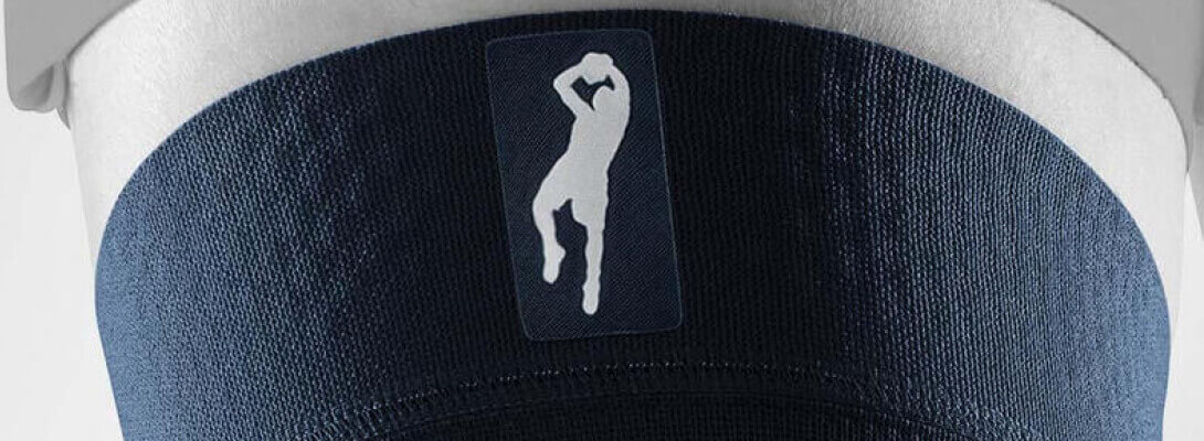 Vista dettagliata su Dirk Nowitziki maniche al ginocchio con un logo Focus