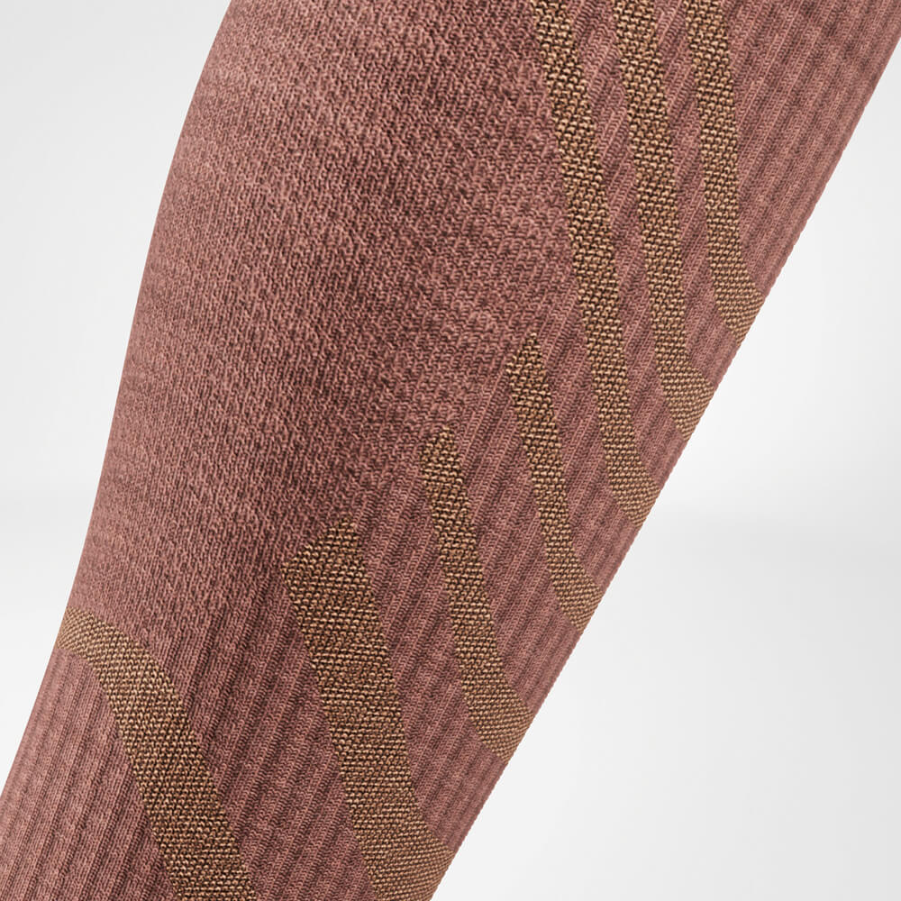 Dettaglio della zona del polpaccio delle calze Merino Outdoor. La struttura a maglia fine offre supporto e flessibilità per lunghe avventure all'aperto.
