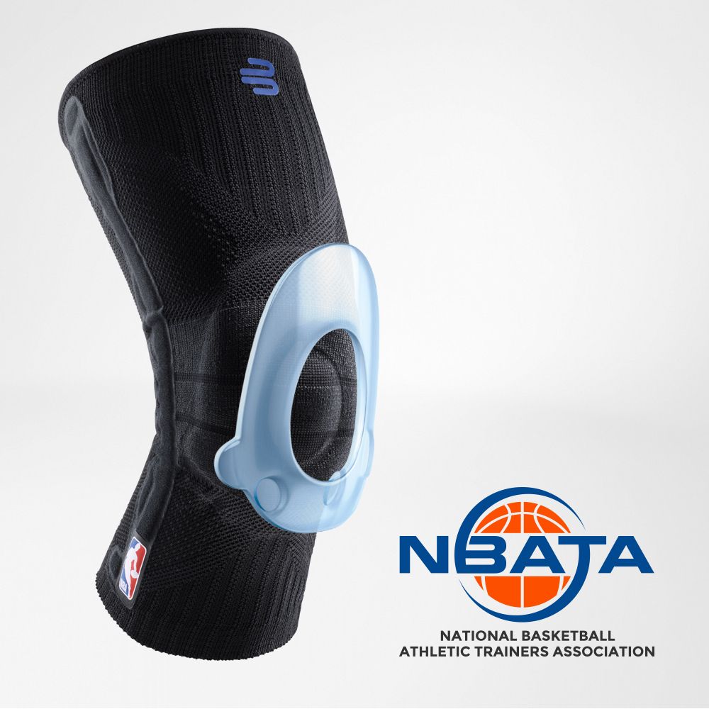 Vista completa del supporto per il ginocchio nero NBA con un logo NBATA aggiuntivo e pelotte nella foto