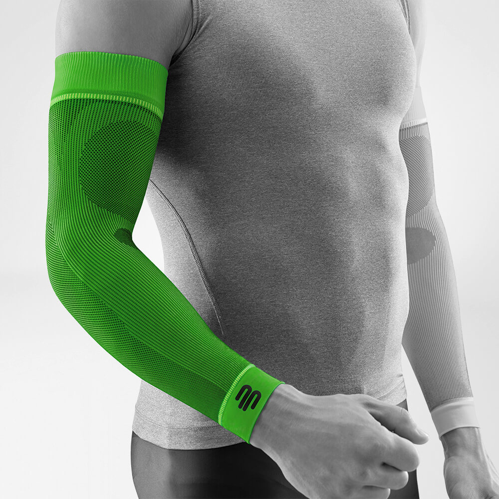 Completamento della manica a compressione verde per il braccio sul corpo grigio stilizzato