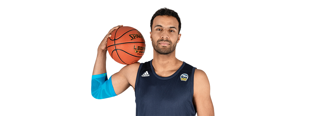 Ellenbogensleeve gioca a basket L'uomo con il basket indossa un Leeve sportivo per il gomito