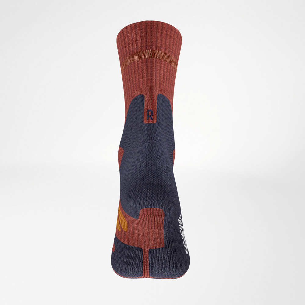 Dettaglio dei calzini Merino Outdoor Socks dalla vista posteriore. La struttura resistente e l'elevato comfort sono messi in risalto dalla precisa lavorazione di tallone e gambale – ideali per qualsiasi avventura outdoor.