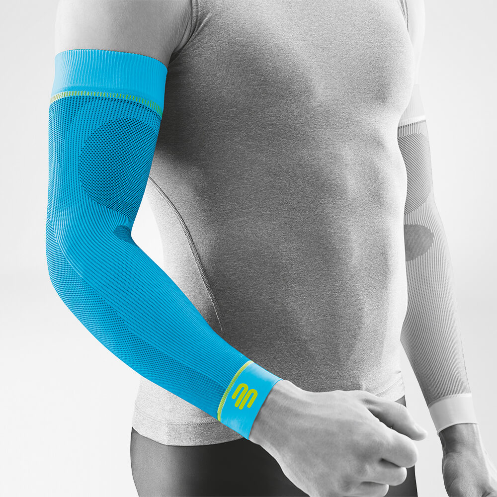 Vista completa delle maniche a compressione del colore Rivera per il braccio sul corpo grigio stilizzato