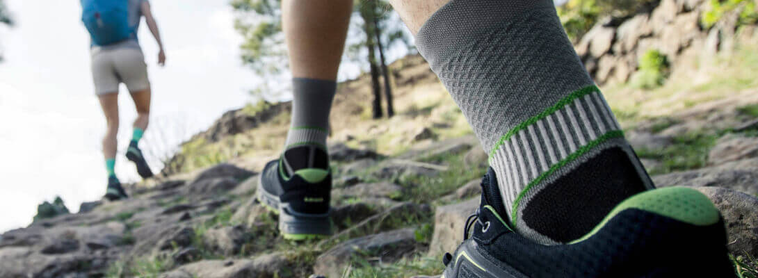 Escursionisti con calzini da trekking camminano su una montagna, zoom sui calzini