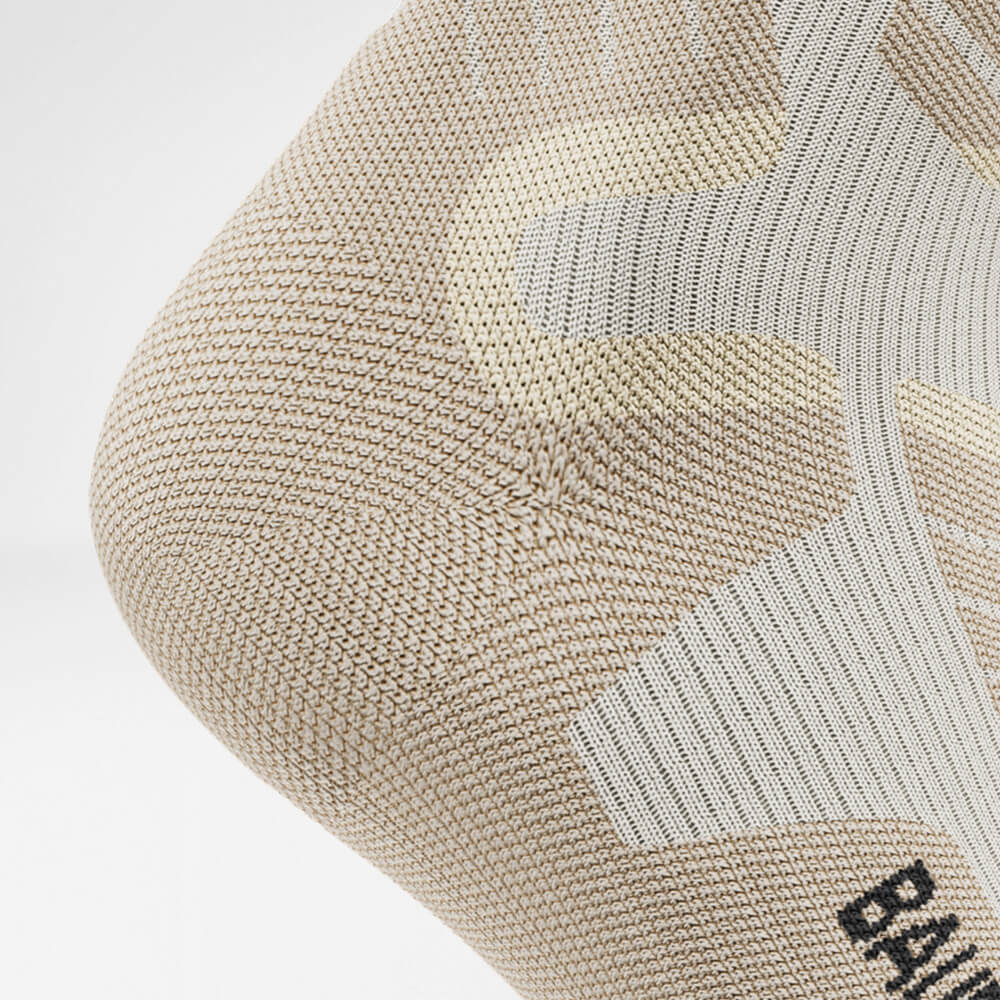 Calzino da sci da discesa con lana merino beige dettaglio Protezione tallone Vista dettagliata della zona di protezione del tallone delle calze sportive beige per lo sci con lana merino