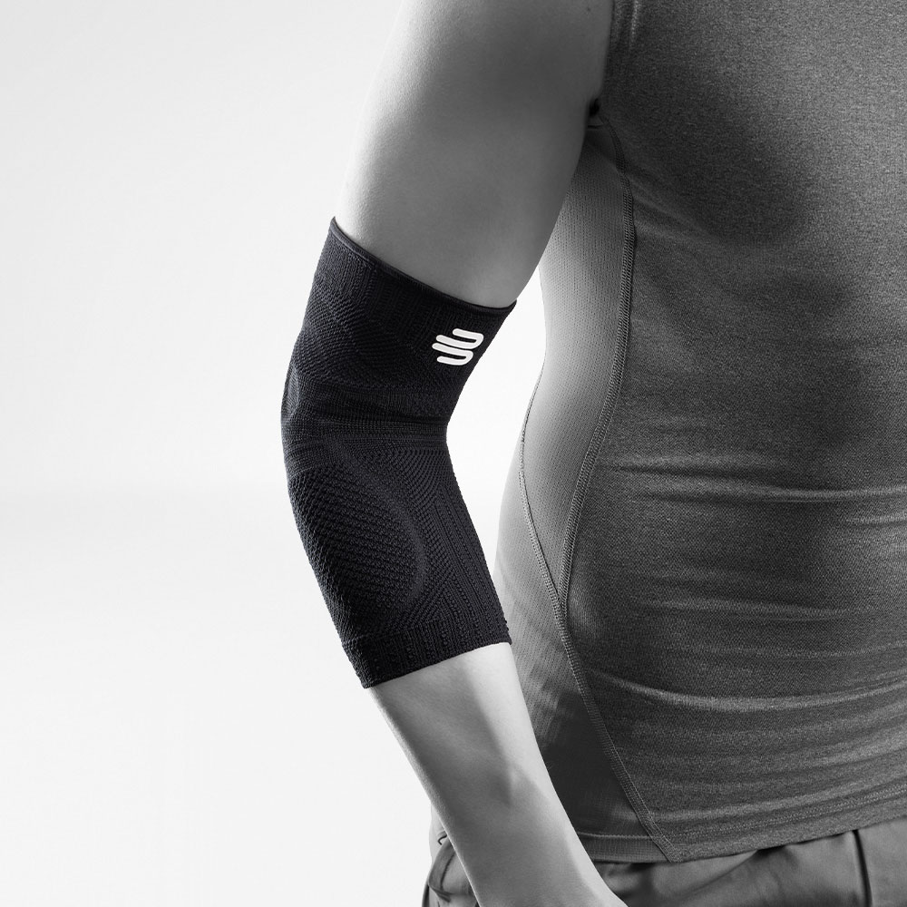 Ellenbogen Bandage Allblack Front View Weird Completamento della benda sportiva completamente nera per il gomito sul corpo grigio stilizzato