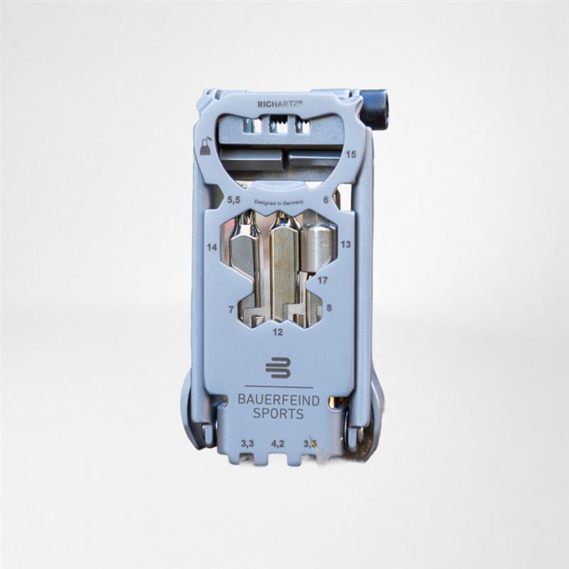 Multitool compatto Bauerfeind Sports con diverse punte su sfondo chiaro – tutto a portata di mano per la tua prossima uscita.