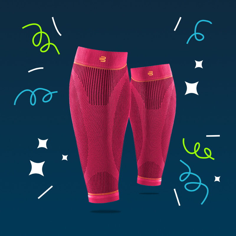 Contro uno sfondo blu con coriandoli, sono raffigurate delle calze di compressione rosa.