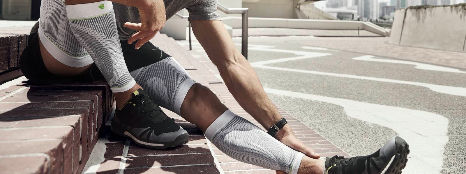 Maniche a compressione sportiva La parte superiore e inferiore della gamba weiß L'uomo si basa su fasi nell'ambiente urbano e indossa le maniche della tomaia e della parte inferiore delle gambe bianche