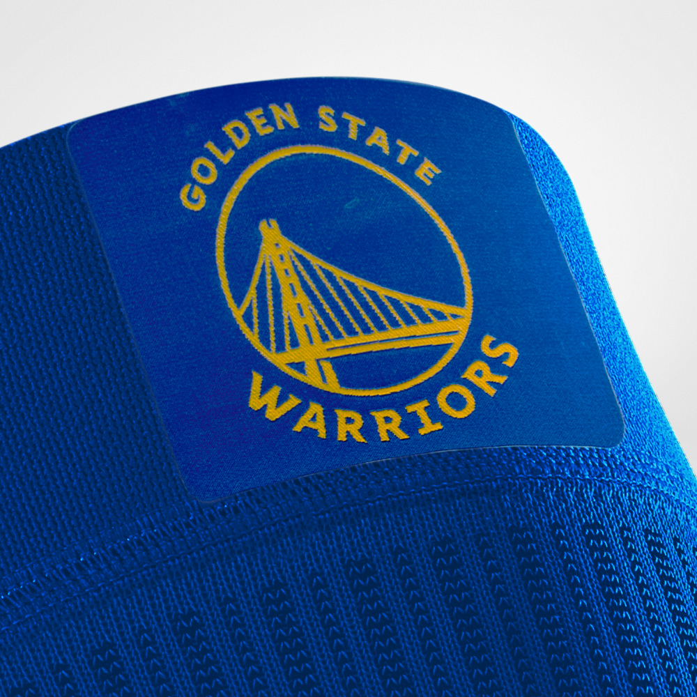 Focus il logo di Golden State Warrior sulla manica del ginocchio NBA