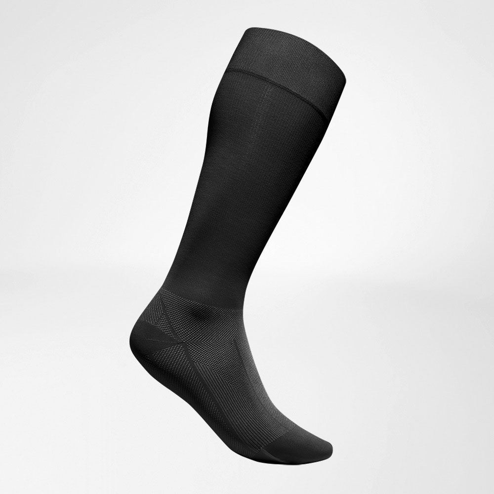 Calzini a compressione Rigenerazione Black Side View Vista completa laterale dei calzini sportivi per la rigenerazione