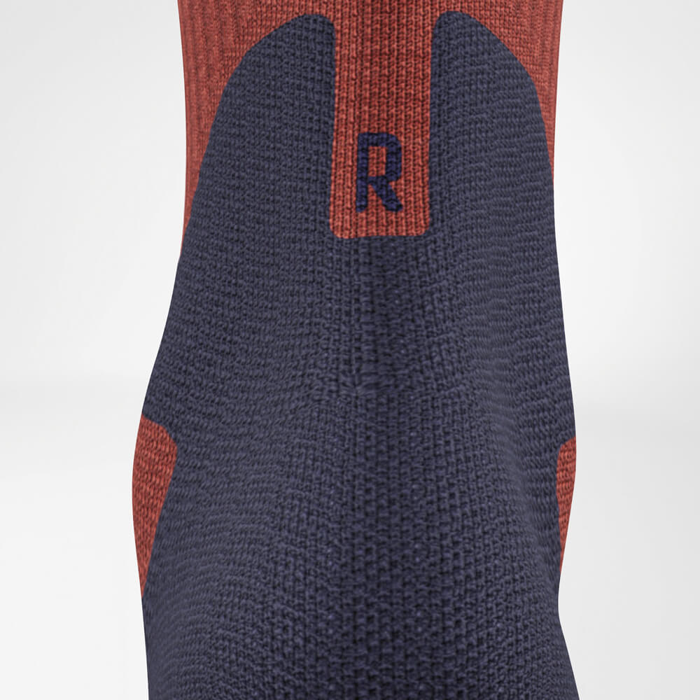 Vista ravvicinata dei Merino Outdoor Socks dalla parte posteriore. Il design senza cuciture e l'imbottitura mirata al tendine d'Achille offrono comfort e protezione per un uso prolungato all'aperto.
