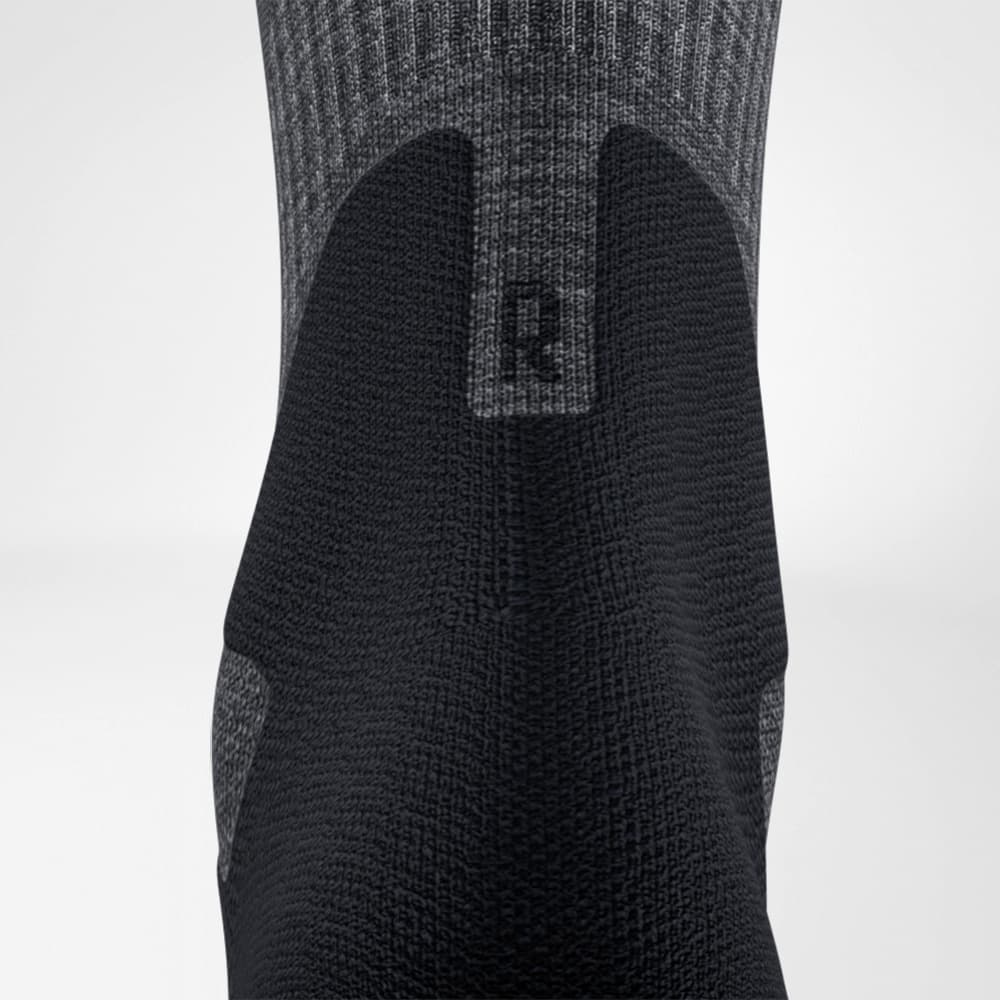 Calzini escursionistici di mezza lunghezza che dettaglia in grigio scuro Achille Comfort Registrazione dettagliata della zona di comfort di Achille del mezzo grigio scuro di Merino - calzini da trekking