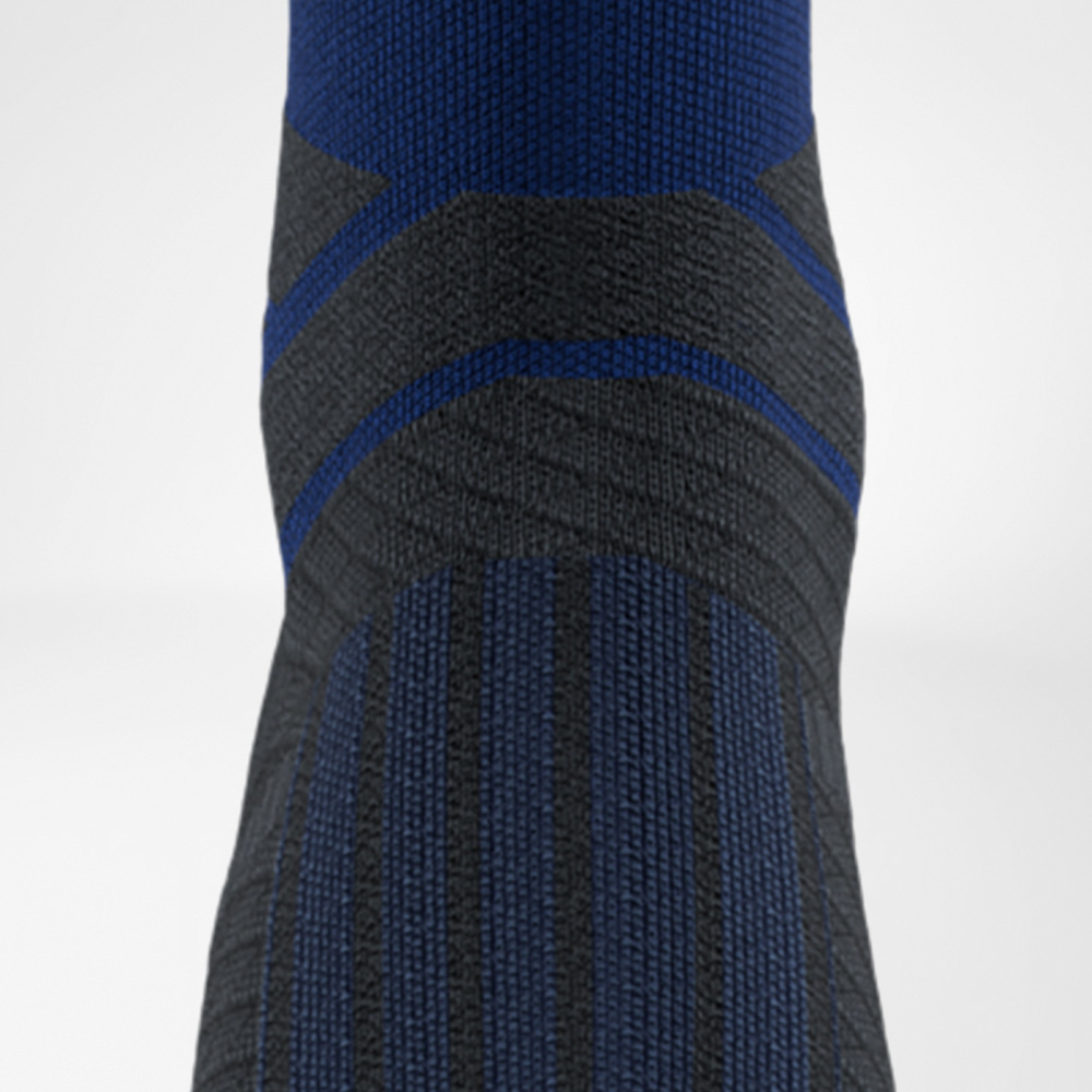Primo piano della calza blu Run Performance Midcut con struttura a coste e zona comfort integrata per il tendine d’Achille. Il contrasto blu-nero evidenzia il design sportivo.