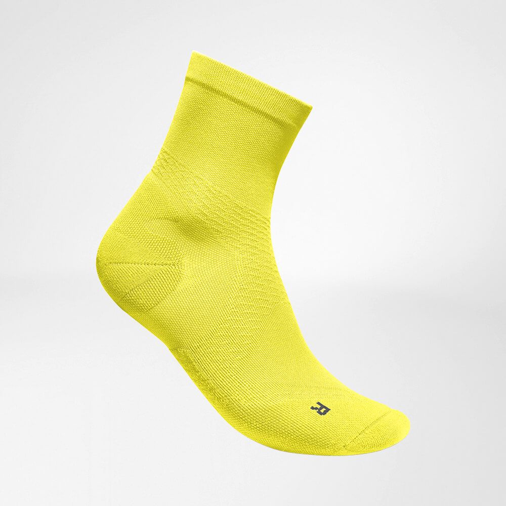 Central Sports Socks Ultra -Echo Lemonyello Side View Vista completa laterale delle calze in corsa a trasmissione ariose di media lunghezza gialla