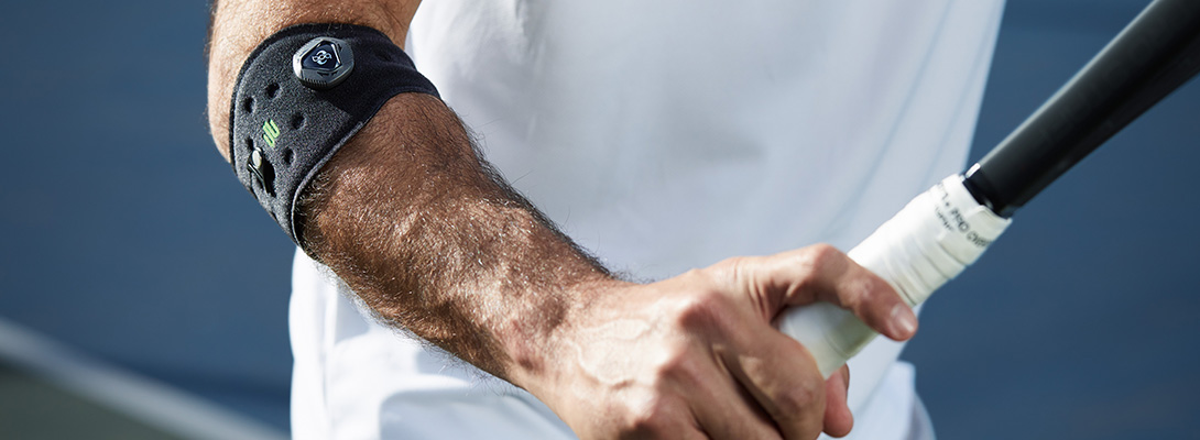 Ellenbogen Bandage nel tennis Badminton Player che trasporta una clip del gomito per alleviare gli archi a tennisel