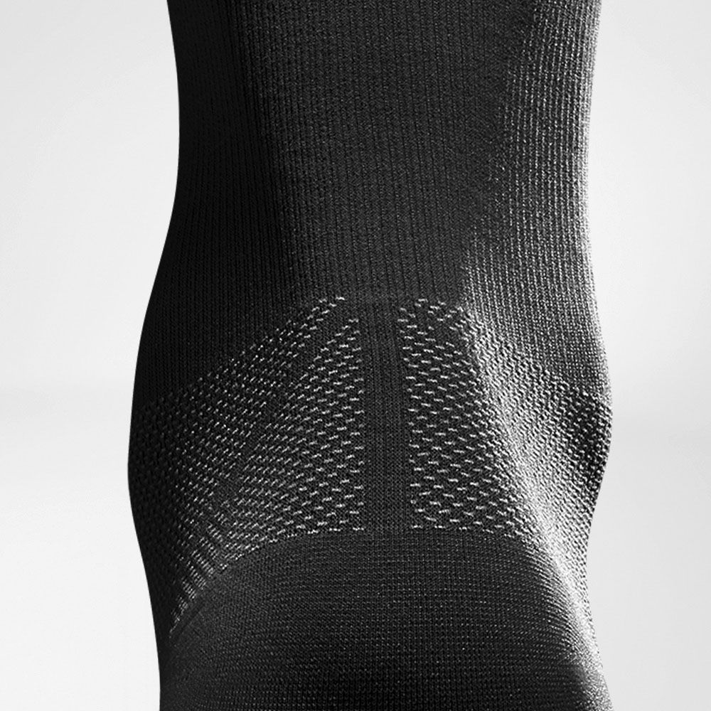 Calzini a compressione rigenerazione dettaglio nero achille Vista dettagliata dell'area del tendine di Achille dei calzini sportivi per la rigenerazione