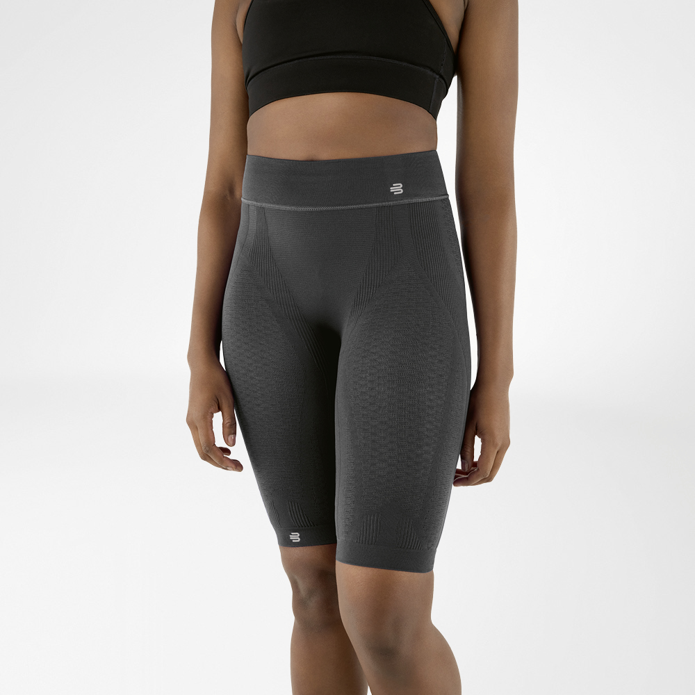 Parte inferiore del corpo di una donna che indossa pantaloni sportivi al ginocchio di colore antracite