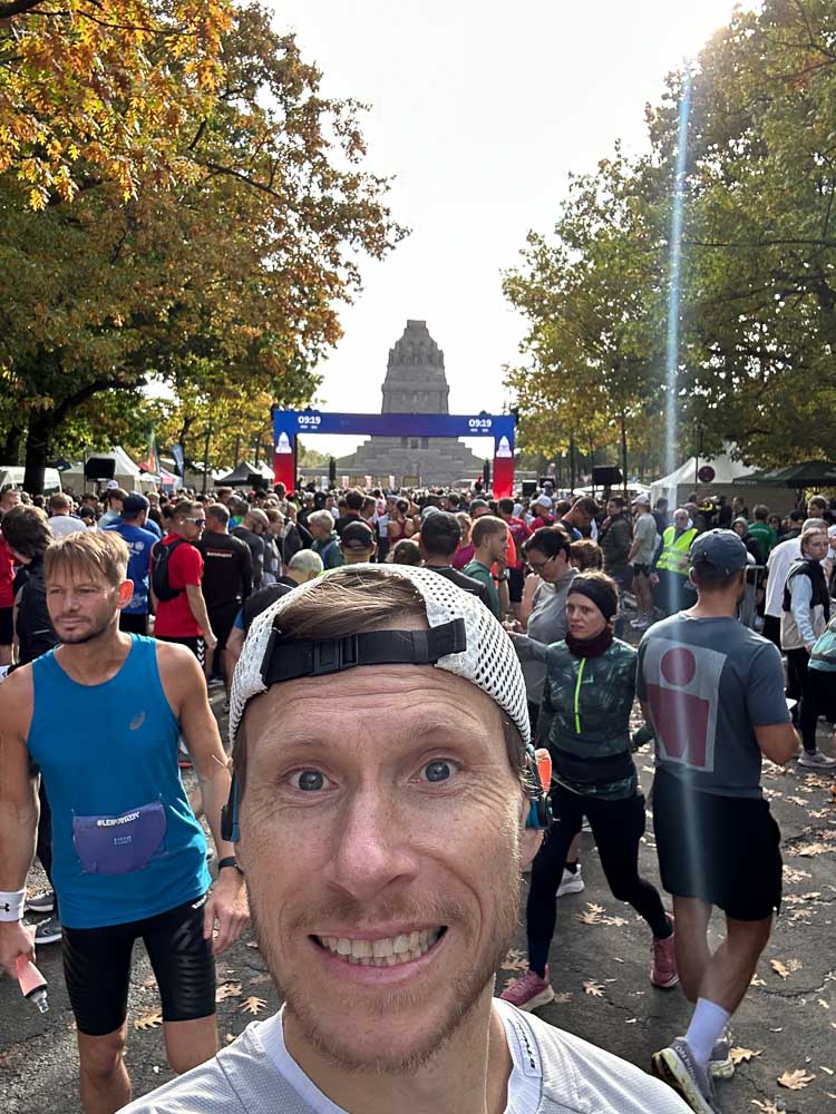 Runner scatta un selfie nell'affollata area di partenza prima di una mezza maratona