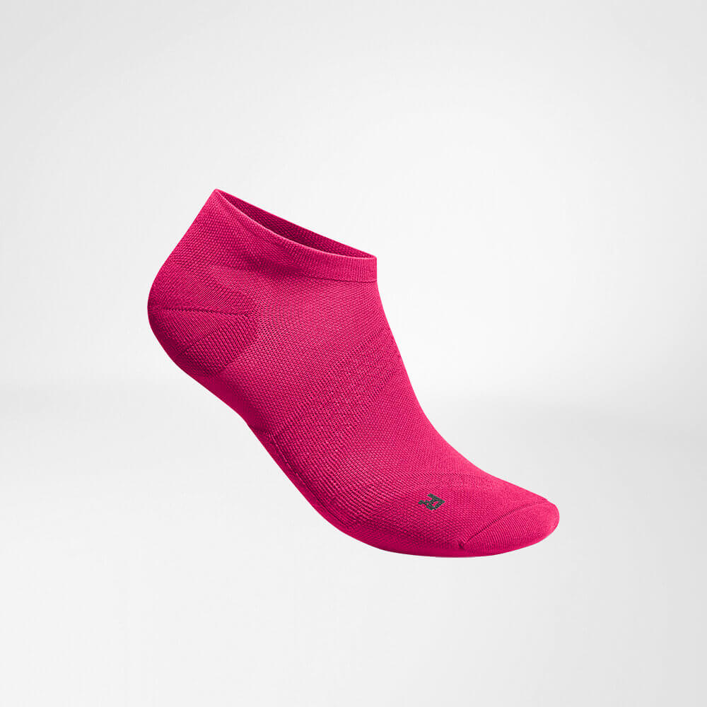 Vista completa laterale delle calze rosa corta e leggera