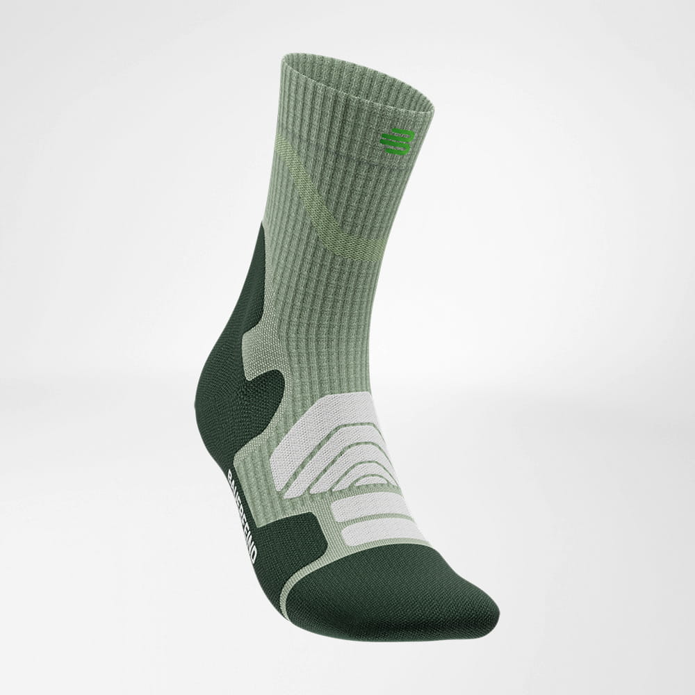 Schrägansicht der Merino Outdoor Socks, die das clevere Design und funktionale Highlights wie atmungsaktive Zonen und Verstärkungen betont. Ein Must-have für Outdoor-Enthusiasten.