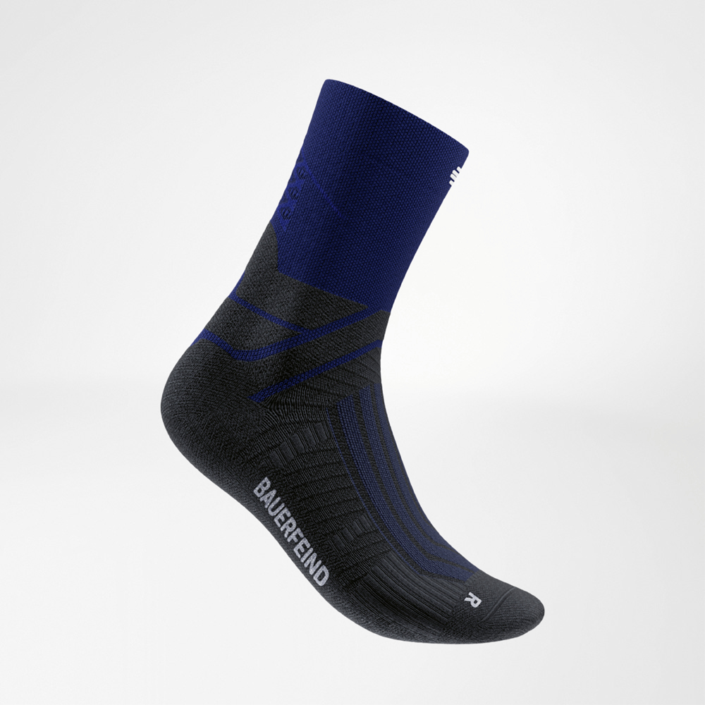 Vista laterale di una calza da running midcut blu-nera di Bauerfeind con zone di supporto ben definite all’arco plantare. Il mix di tessuto tecnico e design sportivo assicura comfort dinamico in ogni corsa.