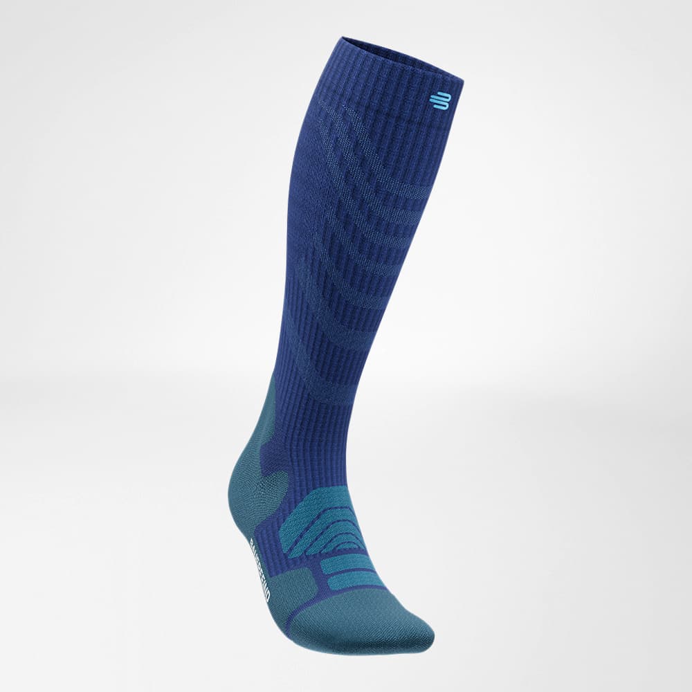 Calzini da trekking merino visione frontale blu scuro strano Vista frontale laterale dei calzini da trekking Merino in blu scuro